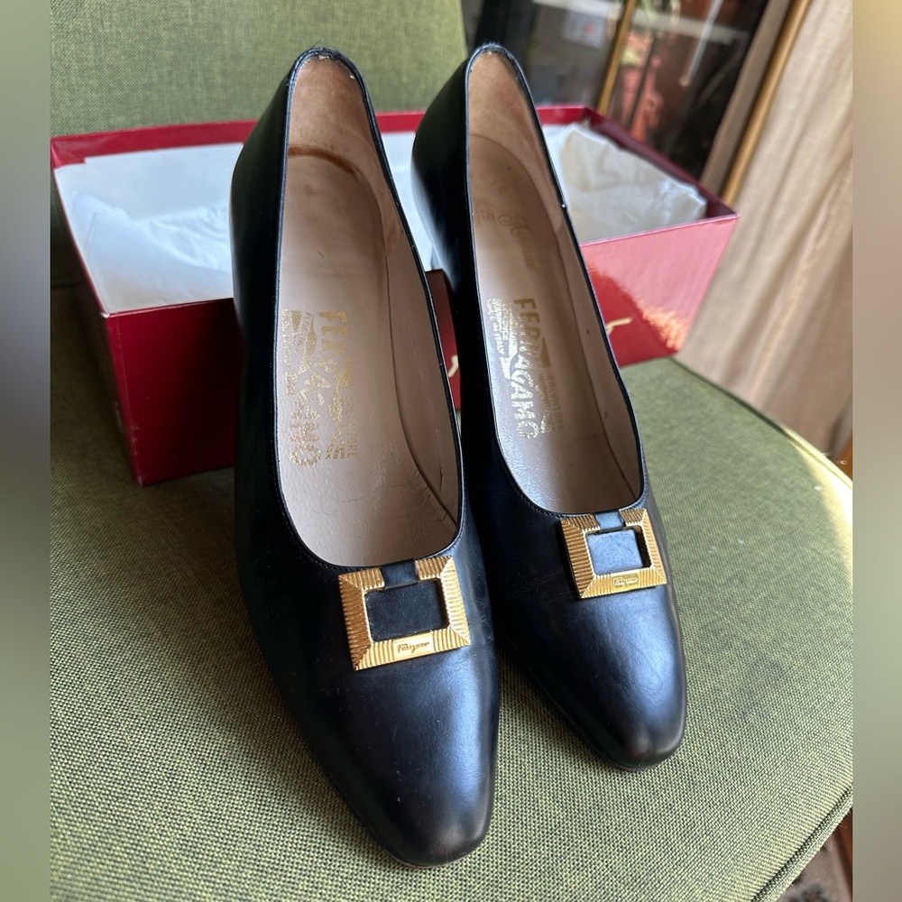 Salvatore Ferragamo Black Leather Pump Heels 8.5 narrow / 7.5